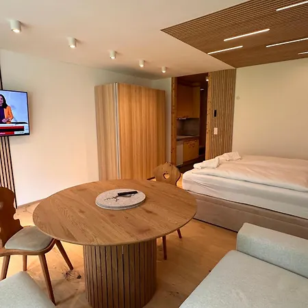 Mit Indoor Pool Und Garten Apartment